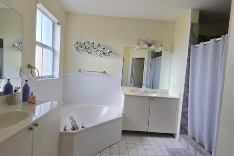 Townhouse in Miami, Florida 3 bedrooms, 179.21 sq.m. № 1998655 - photo 20
