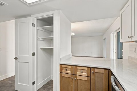 Condo in Tampa, Florida, 1 bedroom  № 2388144 - photo 5