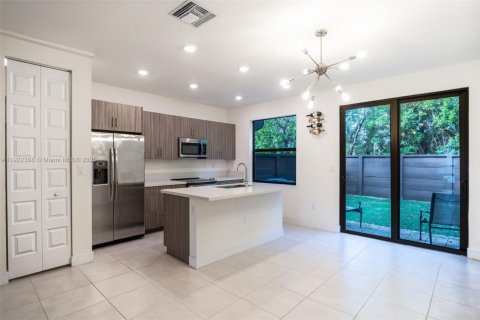 Townhouse in Miami Lakes, Florida 3 bedrooms, 137.12 sq.m. № 1976303 - photo 5
