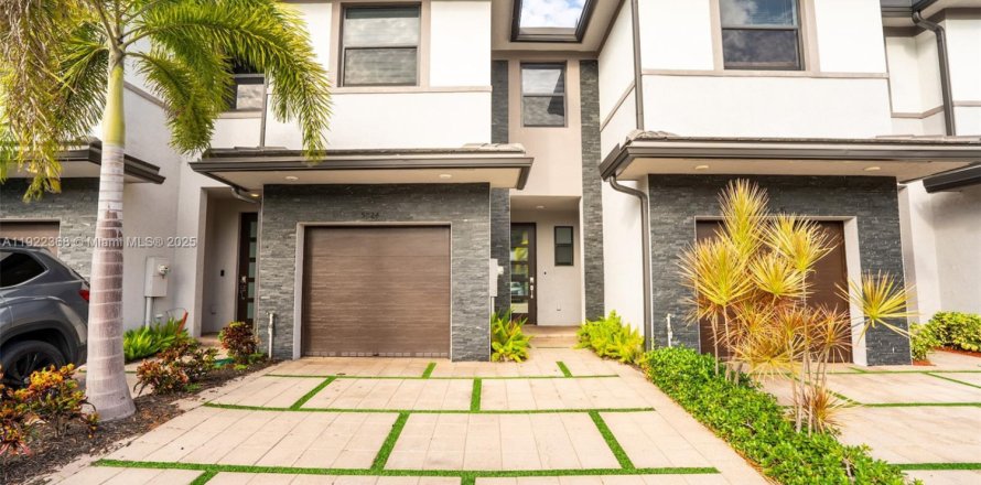 Townhouse in Miami Lakes, Florida 3 bedrooms, 137.12 sq.m. № 1976303