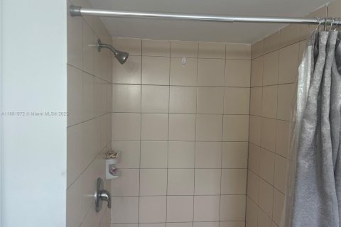 Apartamento en alquiler en Miami, Florida, 2 dormitorios, 78.97 m2 № 1890462 - foto 3