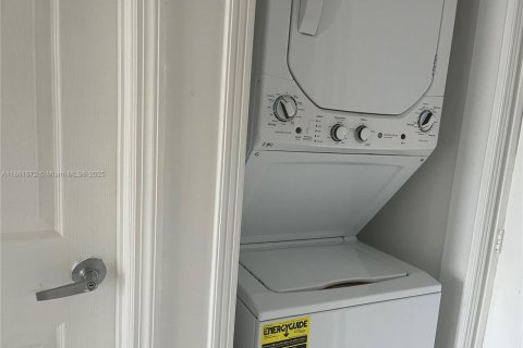Apartamento en alquiler en Miami, Florida, 2 dormitorios, 78.97 m2 № 1890462 - foto 8