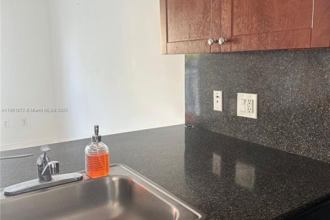 Apartamento en alquiler en Miami, Florida, 2 dormitorios, 78.97 m2 № 1890462 - foto 11