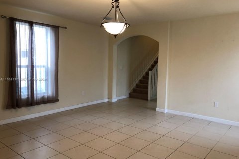 House in Miami, Florida 3 bedrooms, 245.26 sq.m. № 2066833 - photo 2