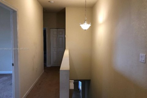 House in Miami, Florida 3 bedrooms, 245.26 sq.m. № 2066833 - photo 24