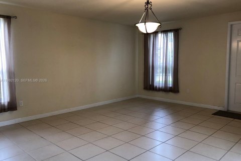 House in Miami, Florida 3 bedrooms, 245.26 sq.m. № 2066833 - photo 15