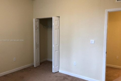 House in Miami, Florida 3 bedrooms, 245.26 sq.m. № 2066833 - photo 23