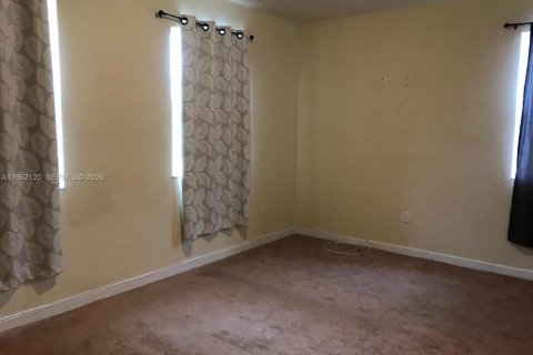 House in Miami, Florida 3 bedrooms, 245.26 sq.m. № 2066833 - photo 19