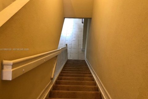 House in Miami, Florida 3 bedrooms, 245.26 sq.m. № 2066833 - photo 28