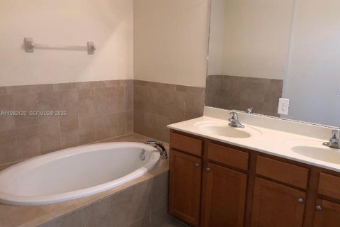 House in Miami, Florida 3 bedrooms, 245.26 sq.m. № 2066833 - photo 7