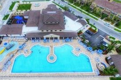 House in Miami, Florida 3 bedrooms, 245.26 sq.m. № 2066833 - photo 12