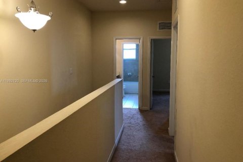 House in Miami, Florida 3 bedrooms, 245.26 sq.m. № 2066833 - photo 27