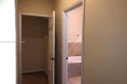 House in Miami, Florida 3 bedrooms, 245.26 sq.m. № 2066833 - photo 20