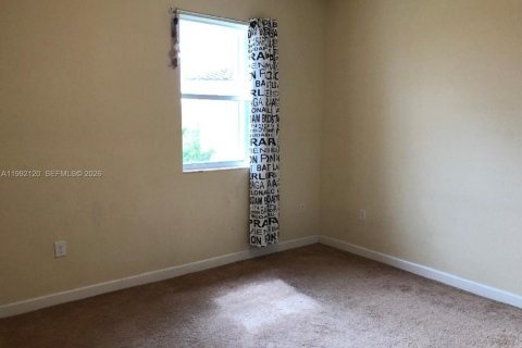 House in Miami, Florida 3 bedrooms, 245.26 sq.m. № 2066833 - photo 22