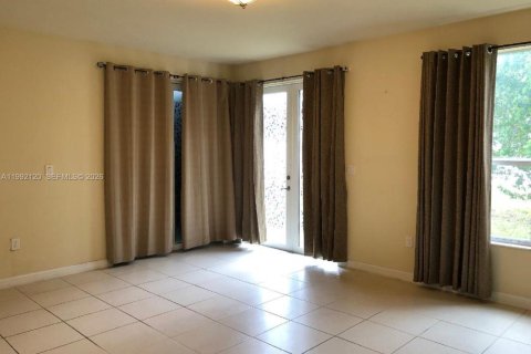 House in Miami, Florida 3 bedrooms, 245.26 sq.m. № 2066833 - photo 14