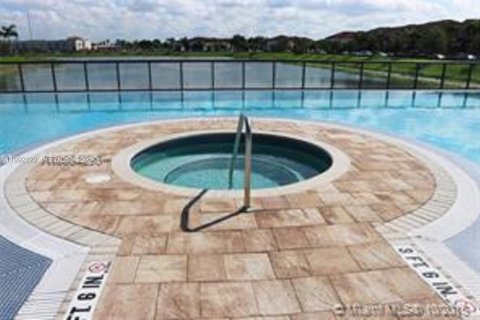 House in Miami, Florida 3 bedrooms, 245.26 sq.m. № 2066833 - photo 10