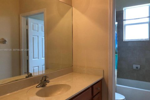 House in Miami, Florida 3 bedrooms, 245.26 sq.m. № 2066833 - photo 18