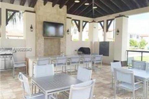 House in Miami, Florida 3 bedrooms, 245.26 sq.m. № 2066833 - photo 9