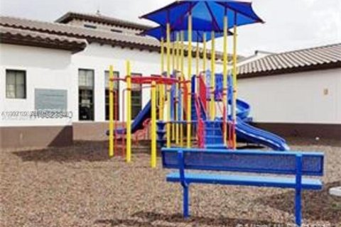 House in Miami, Florida 3 bedrooms, 245.26 sq.m. № 2066833 - photo 11