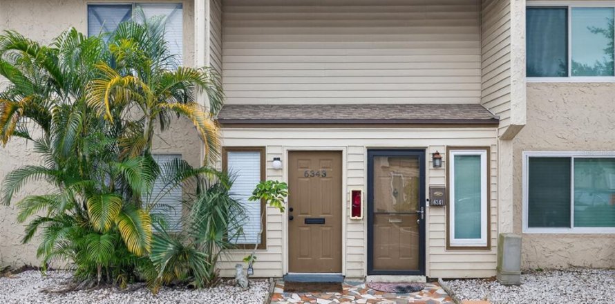 Townhouse in Saint Petersburg, Florida 2 bedrooms, 111.02 sq.m. № 2394140