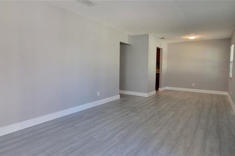 Commercial property in Tampa, Florida 4 bedrooms, 170.2 sq.m. № 2093769 - photo 2