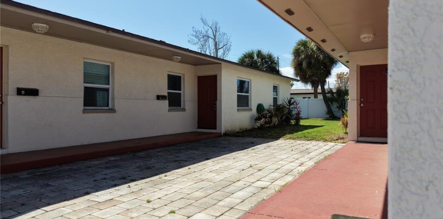 Commercial property in Tampa, Florida 4 bedrooms, 170.2 sq.m. № 2093769