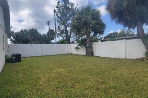 Commercial property in Tampa, Florida 4 bedrooms, 170.2 sq.m. № 2093769 - photo 14