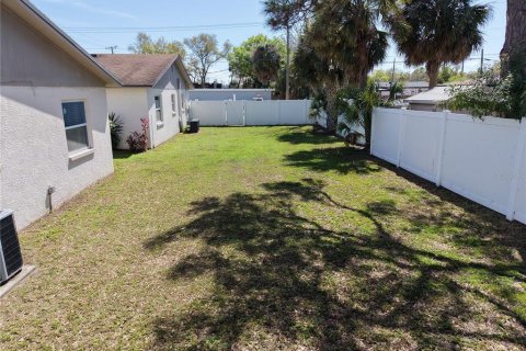 Commercial property in Tampa, Florida 4 bedrooms, 170.2 sq.m. № 2093769 - photo 15