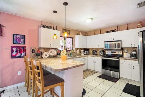 Villa ou maison à vendre à Miami, Floride: 4 chambres, 148.18 m2 № 1991163 - photo 7