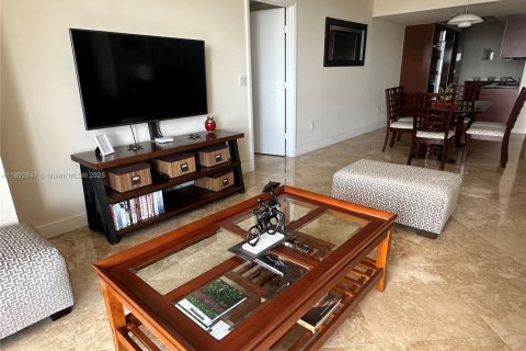 Condo in Hallandale Beach, Florida, 3 bedrooms  № 1953373 - photo 17