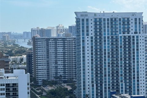 Condo in Hallandale Beach, Florida, 3 bedrooms  № 1953373 - photo 10