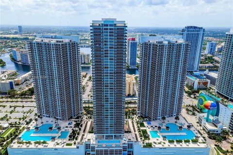 Condo in Hallandale Beach, Florida, 3 bedrooms  № 1953373 - photo 2