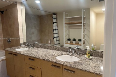 Condo in Hallandale Beach, Florida, 3 bedrooms  № 1953373 - photo 29