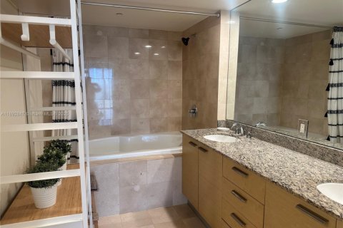 Condo in Hallandale Beach, Florida, 3 bedrooms  № 1953373 - photo 30