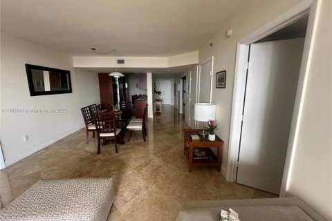 Condo in Hallandale Beach, Florida, 3 bedrooms  № 1953373 - photo 12