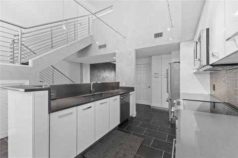 Condo in Sarasota, Florida, 2 bedrooms  № 2093070 - photo 11