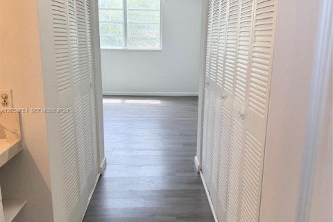 Condo in Miami, Florida, 2 bedrooms № 2179468 - photo 12