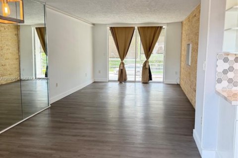 Condo in Miami, Florida, 2 bedrooms № 2179468 - photo 3
