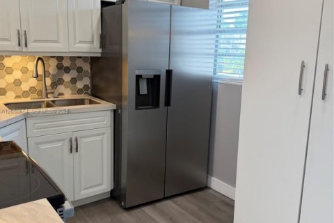 Condo in Miami, Florida, 2 bedrooms № 2179468 - photo 2