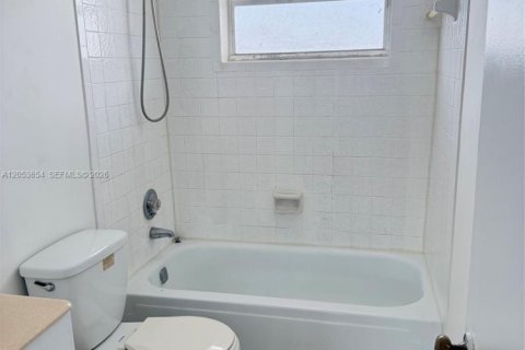 Condo in Miami, Florida, 2 bedrooms № 2179468 - photo 11