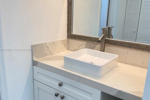 Condo in Miami, Florida, 2 bedrooms № 2179468 - photo 8