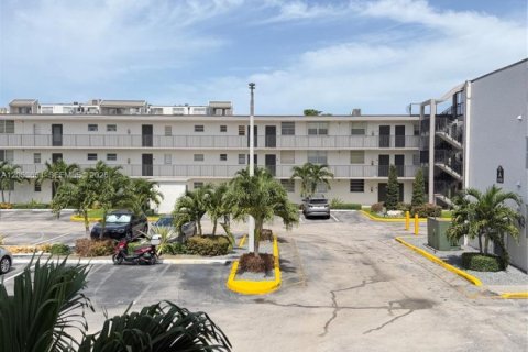 Condo in Miami, Florida, 2 bedrooms № 2179468 - photo 15