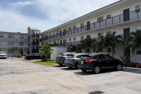 Condo in Miami, Florida, 2 bedrooms № 2179468 - photo 13