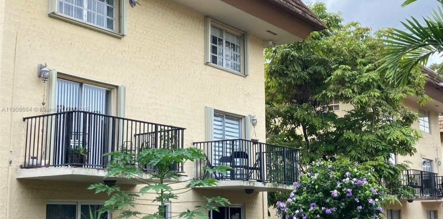 Condominio en Miami, Florida, 1 dormitorio  № 1966313