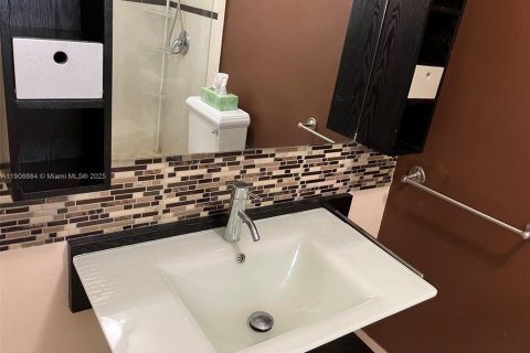 Condominio en alquiler en Miami, Florida, 1 dormitorio, 74.41 m2 № 1966313 - foto 23