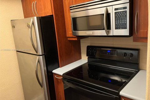 Condominio en alquiler en Miami, Florida, 1 dormitorio, 74.41 m2 № 1966313 - foto 3