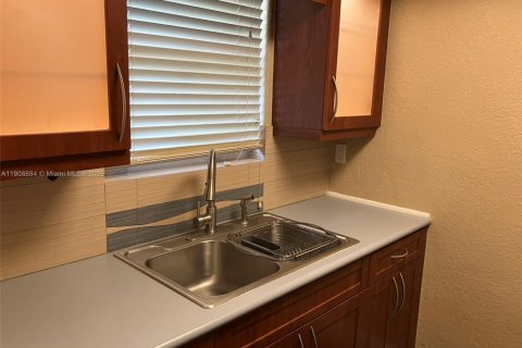 Condominio en alquiler en Miami, Florida, 1 dormitorio, 74.41 m2 № 1966313 - foto 4