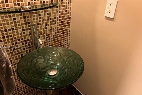 Condominio en alquiler en Miami, Florida, 1 dormitorio, 74.41 m2 № 1966313 - foto 5