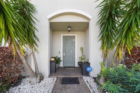 House in Port St. Lucie, Florida 4 bedrooms, 254.83 sq.m. № 2146326 - photo 3