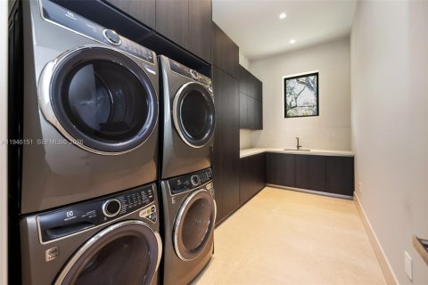 House in Pinecrest, Florida 7 bedrooms, 636.01 sq.m. № 2003038 - photo 17